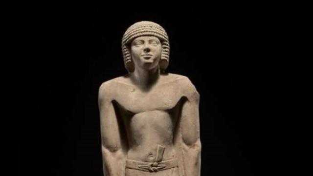 خبير آثار يكشف: بيع تمثال من عصر بناة الأهرامات بـ ”سوزبي”