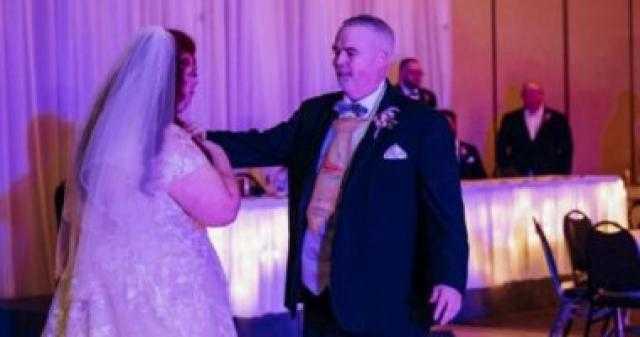 أب يفاجئ ابنته بارتداء ربطة عنق ورقية عمرها 25 عاما بحفل زفافها.. اعرف قصتها