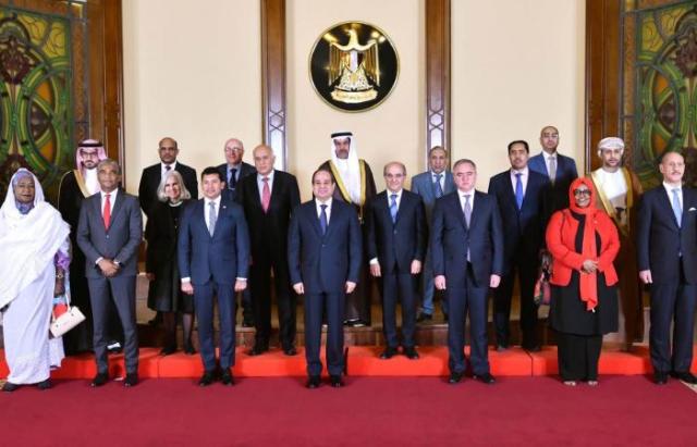 الرئيس السيسي  مع وزراء الشباب العربى