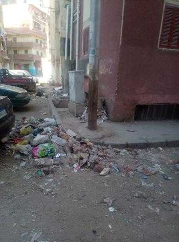 القمامة تكسو شارع حي السادات بحي غرب اسيوط والأهالى تستغيث